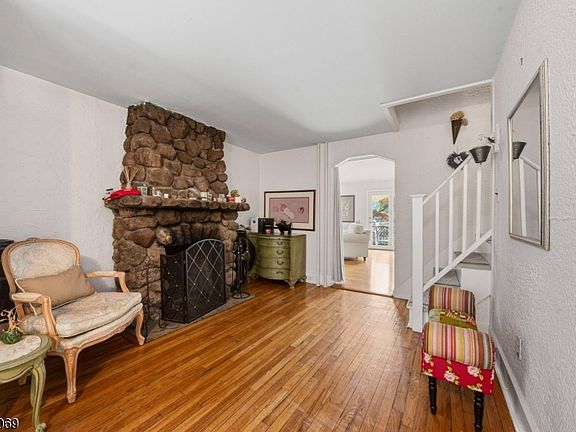 4th image of 716 Colonial Rd
