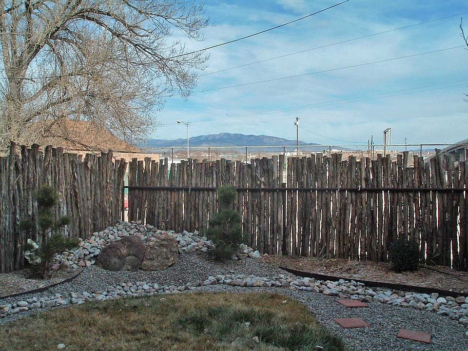 Landscaped backyard with coyote fencing and auto drip system