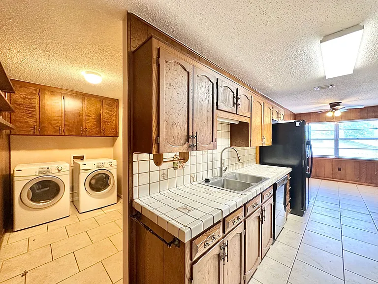 912 Laurie Ln — Photo 10