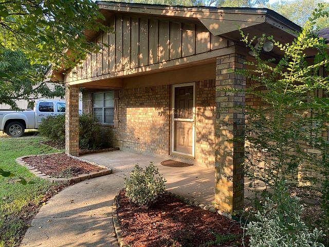 1st image of 1029 Crestview Dr E