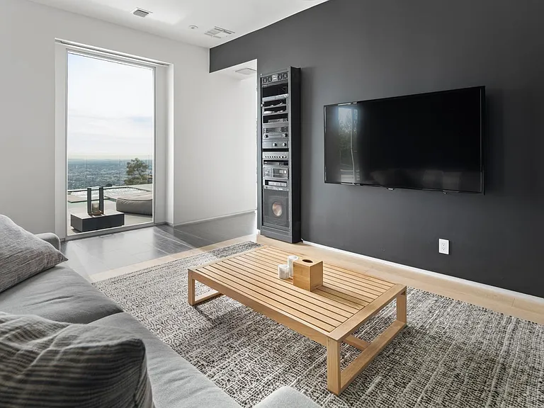 8476 Cole Crest Dr — Photo 17