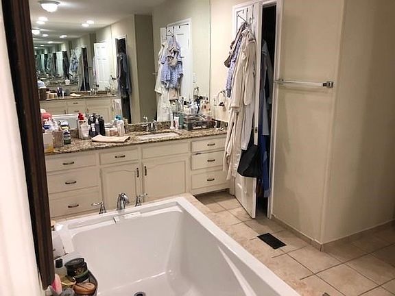 3rd image of 5427 Collinwood Ave