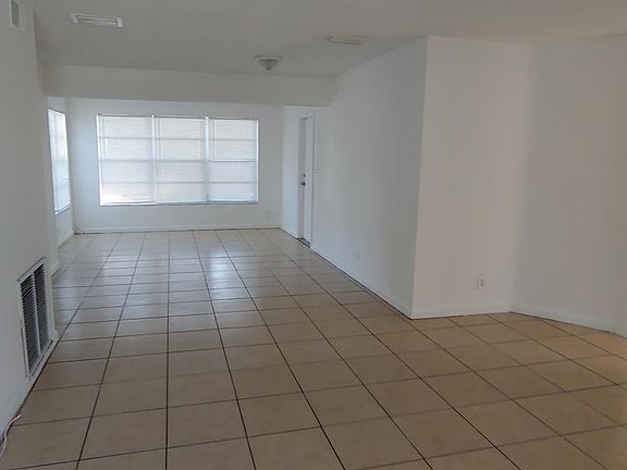 3rd image of 830 NW 38th Ave