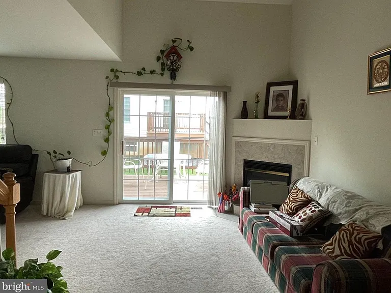 112 Jules Dr — Photo 2