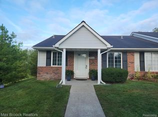 29452 Pendleton Club Dr, Farmington, MI 48336