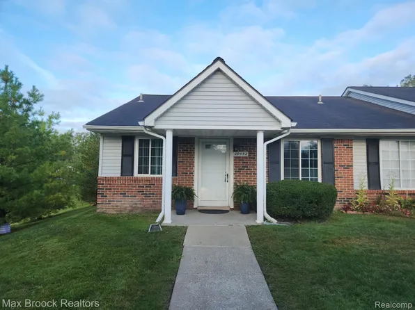29452 Pendleton Club Dr, Farmington, MI 48336