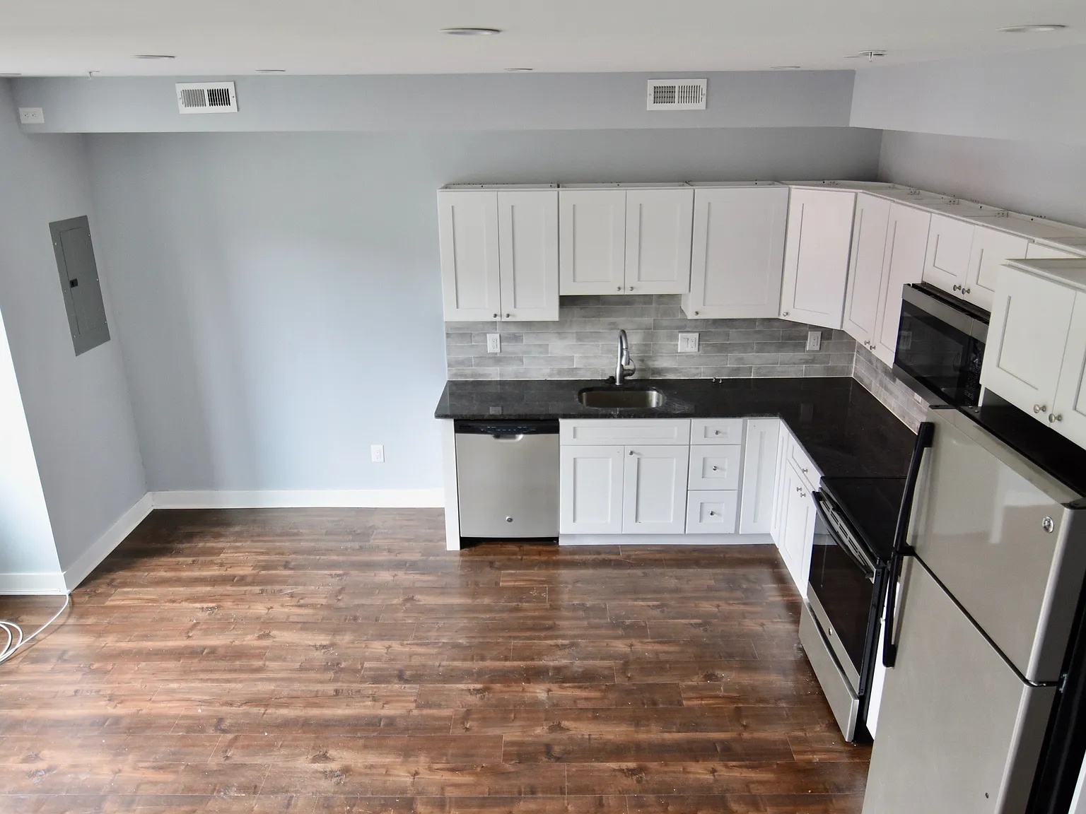 2 bed, 1000 sqft, $1,700 — Photo 3