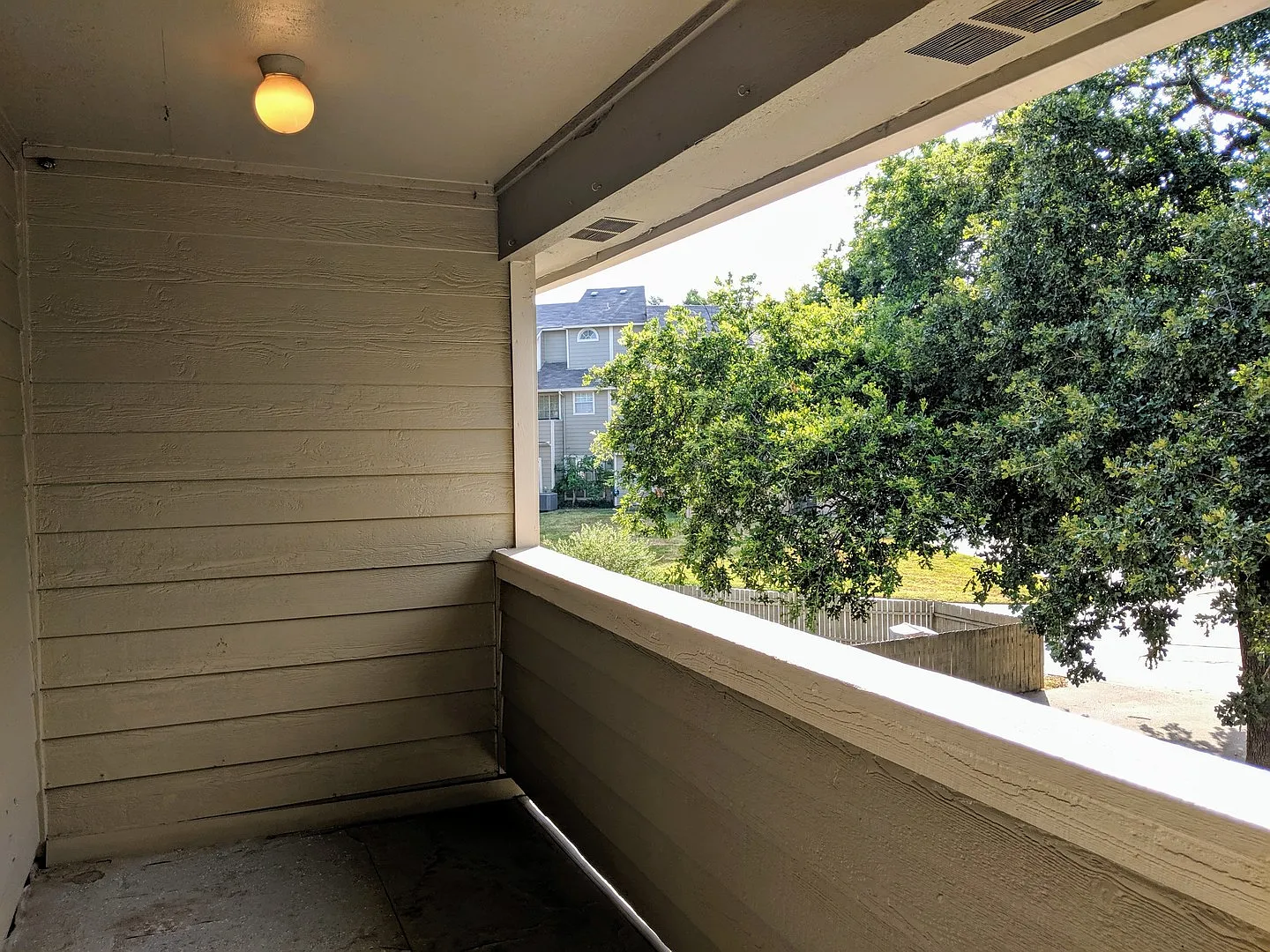 Nice Condo in Irving complex of Hidden Oaks. — Photo 4