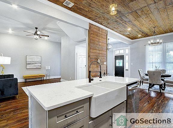 2nd image of 225 S Monumental St