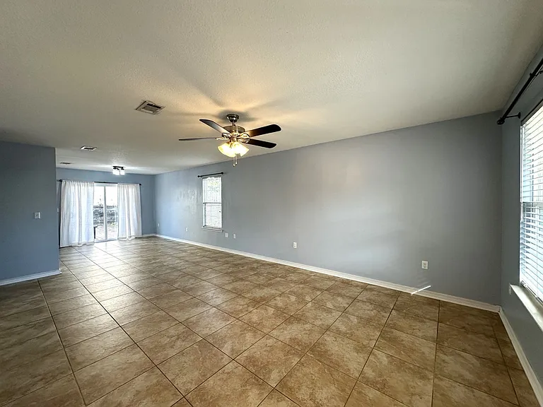 417 Eisenhower Dr — Photo 4