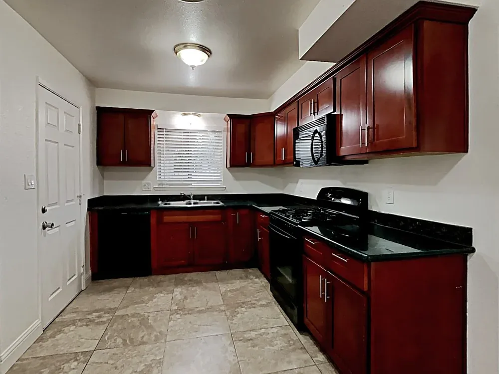 3 bed, 1424 sqft, $1,400 — Photo 2
