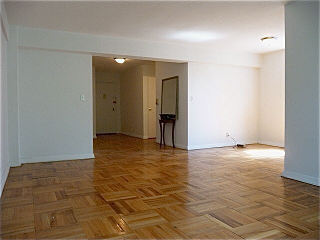 20+ Foot Living Room