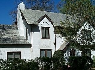 2 Lodge Rd, Great Neck, NY 11021