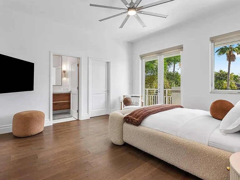 Wake up to palm-lined views.