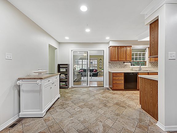 5th image of 7113 Castalie Ln