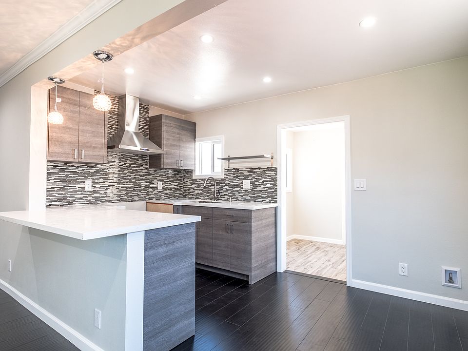 1st image of 611 W 109th Pl