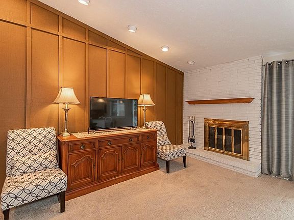 3rd image of 5635 Dolphin St