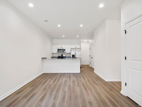 5th image of 1005 Johnson St