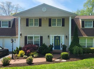 4 Harris Ct, Commack, NY 11725