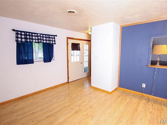 4th image of 812 N Maple St