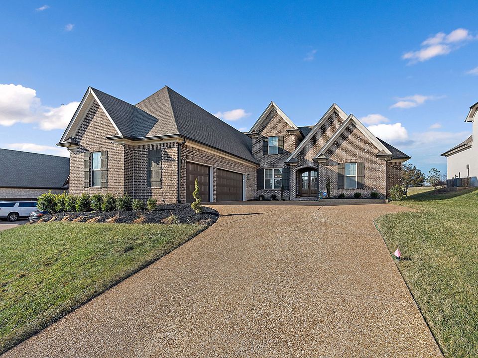 1st image of 975 Luxborough Dr