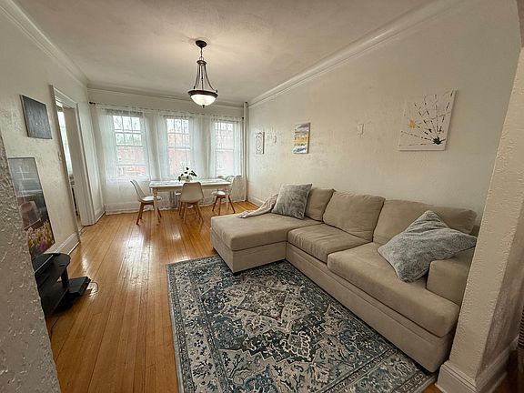3rd image of 8 Chiswick Rd APT 21