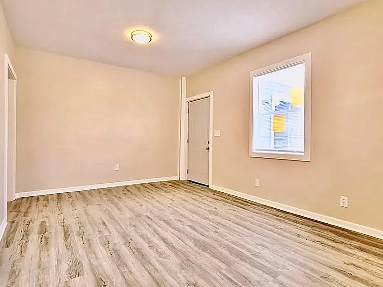 315 W 3rd St #6 — Photo 8
