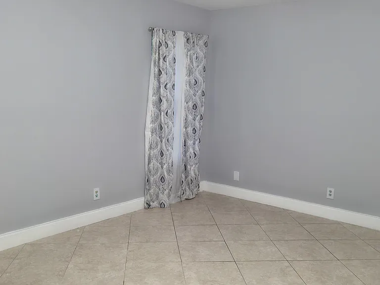 2086 SW 71st Way — Photo 3