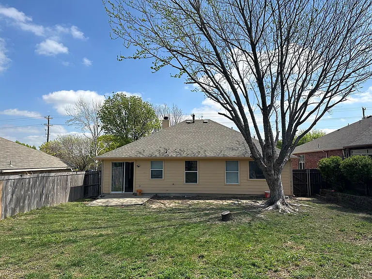 813 Essex Dr — Photo 12