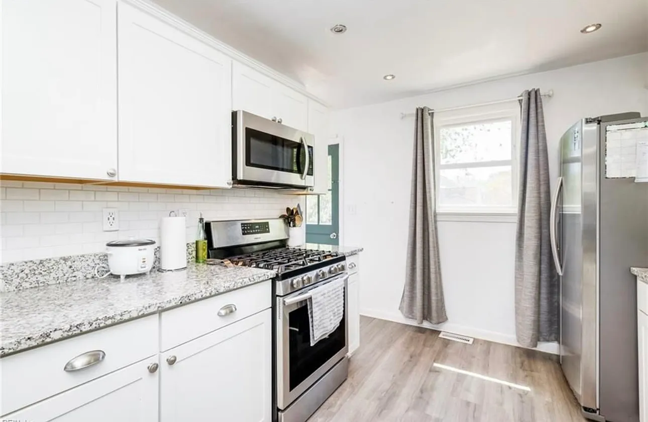 3 bed, 888 sqft, $2,100 — Photo 3