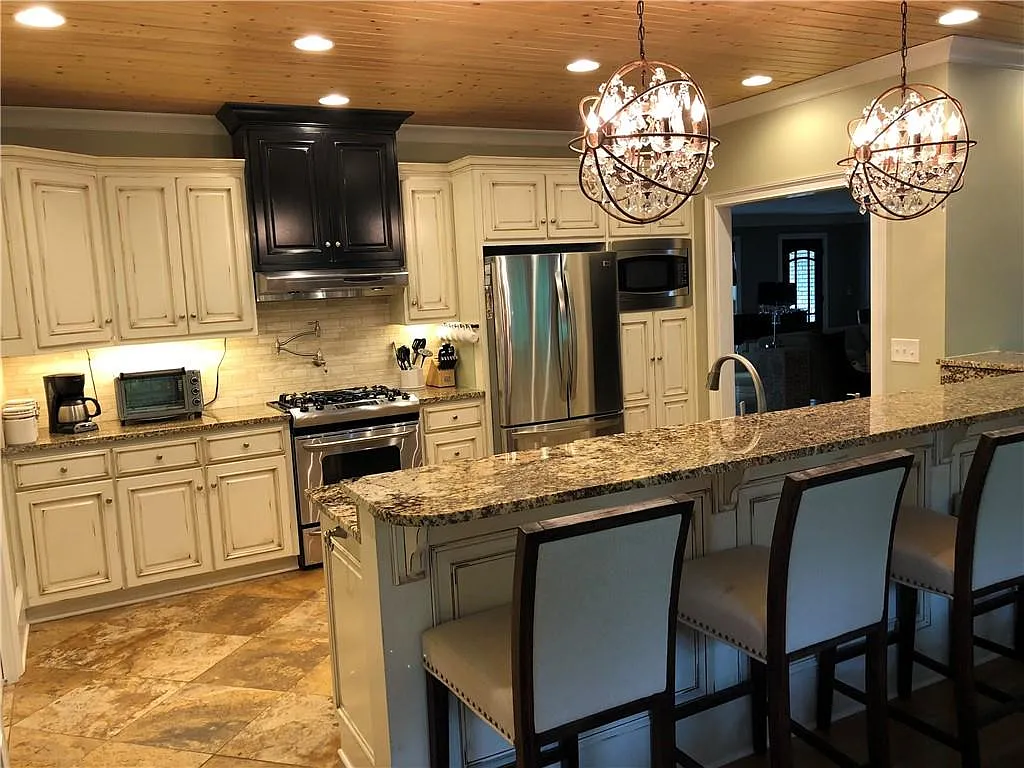 5 bed, 3.0 bath, 4133 sqft, $4,000 — Photo 2