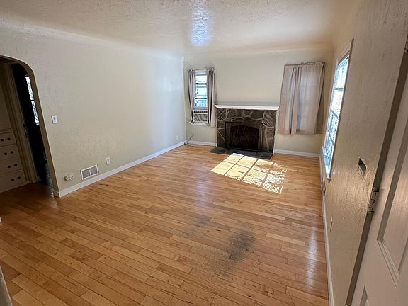 Living Room w/fireplace