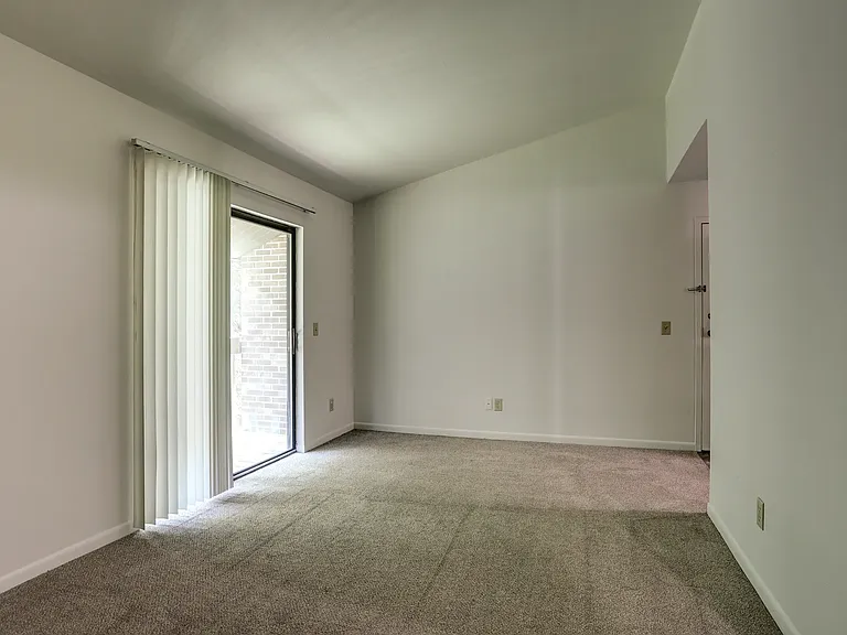 Woodfield & Arlington Apartments — Photo 12