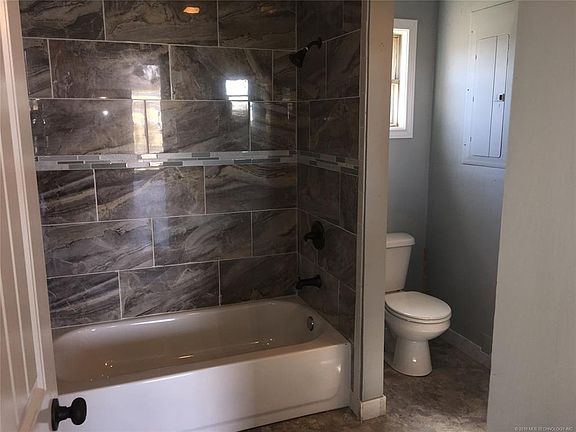 3rd image of 1550 NE 1st St