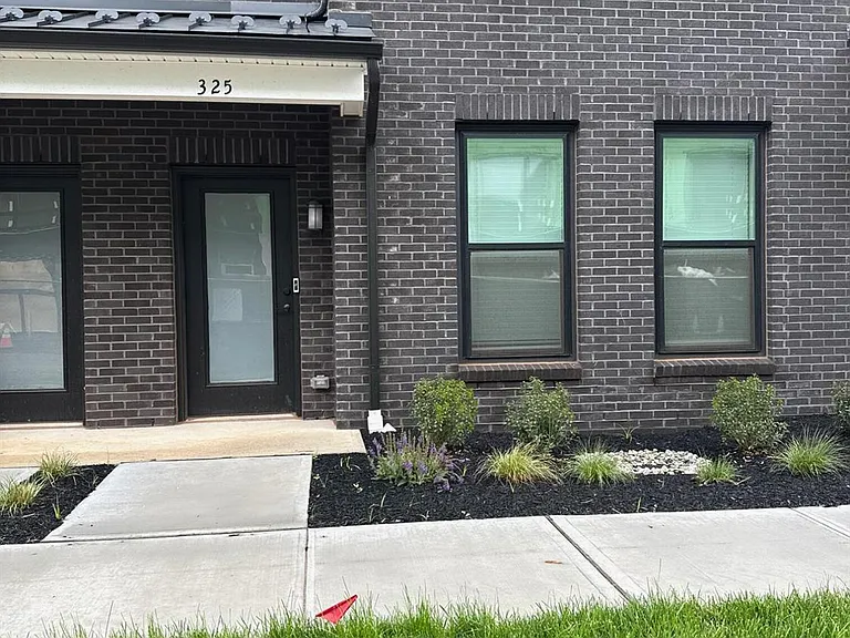 325 Sadie Cir — Photo 2