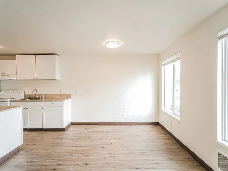 Brighton Park East Apartments — Photo 16
