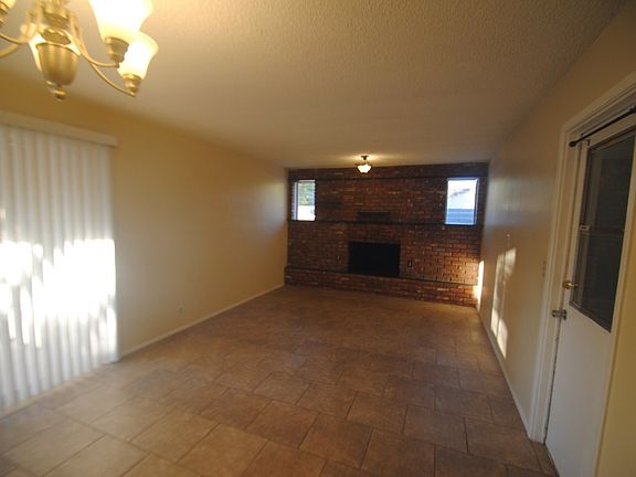 3rd image of 957 W 9th Pl