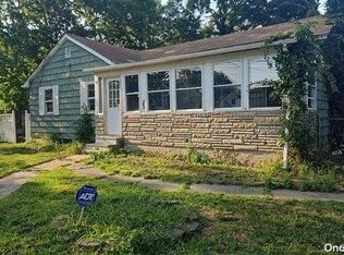 41 Dean St, Islandia, NY 11749