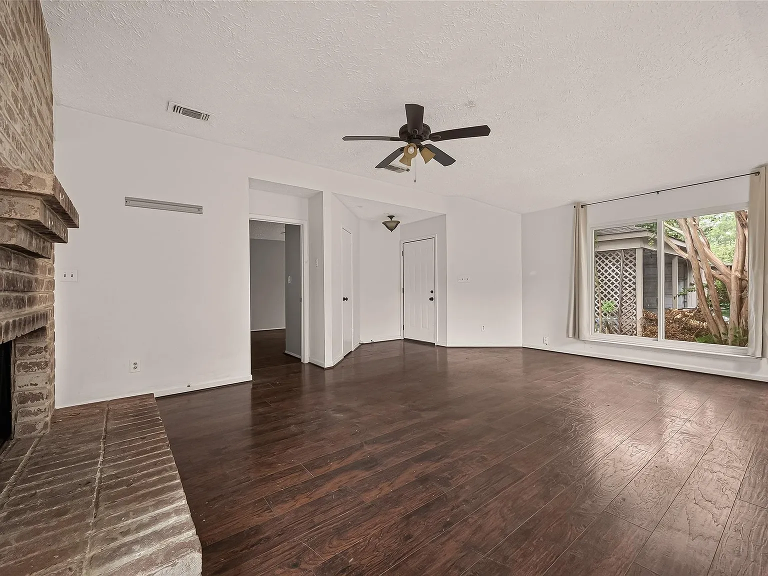 3 bed, 2.0 bath, 1452 sqft, $1,900 — Photo 3