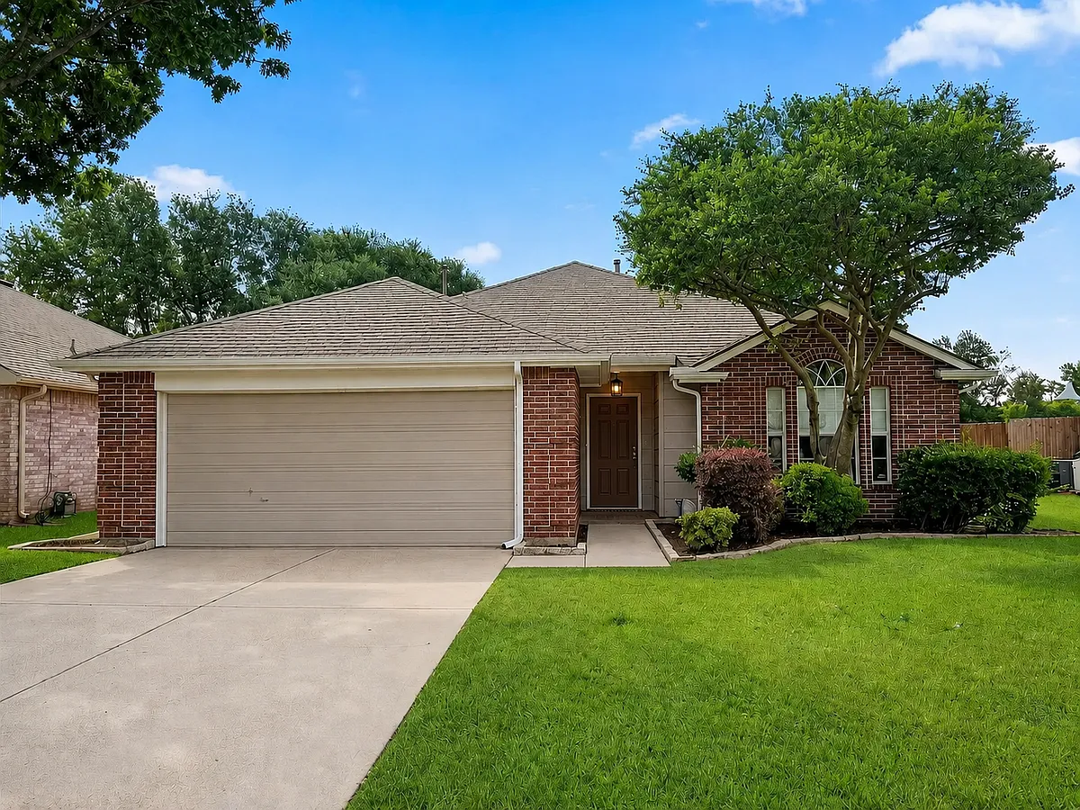 Building Photo - 2113 Meadowview Dr