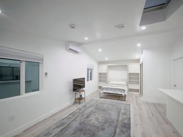 20433 Hatteras St, Woodland Hills, CA 91367