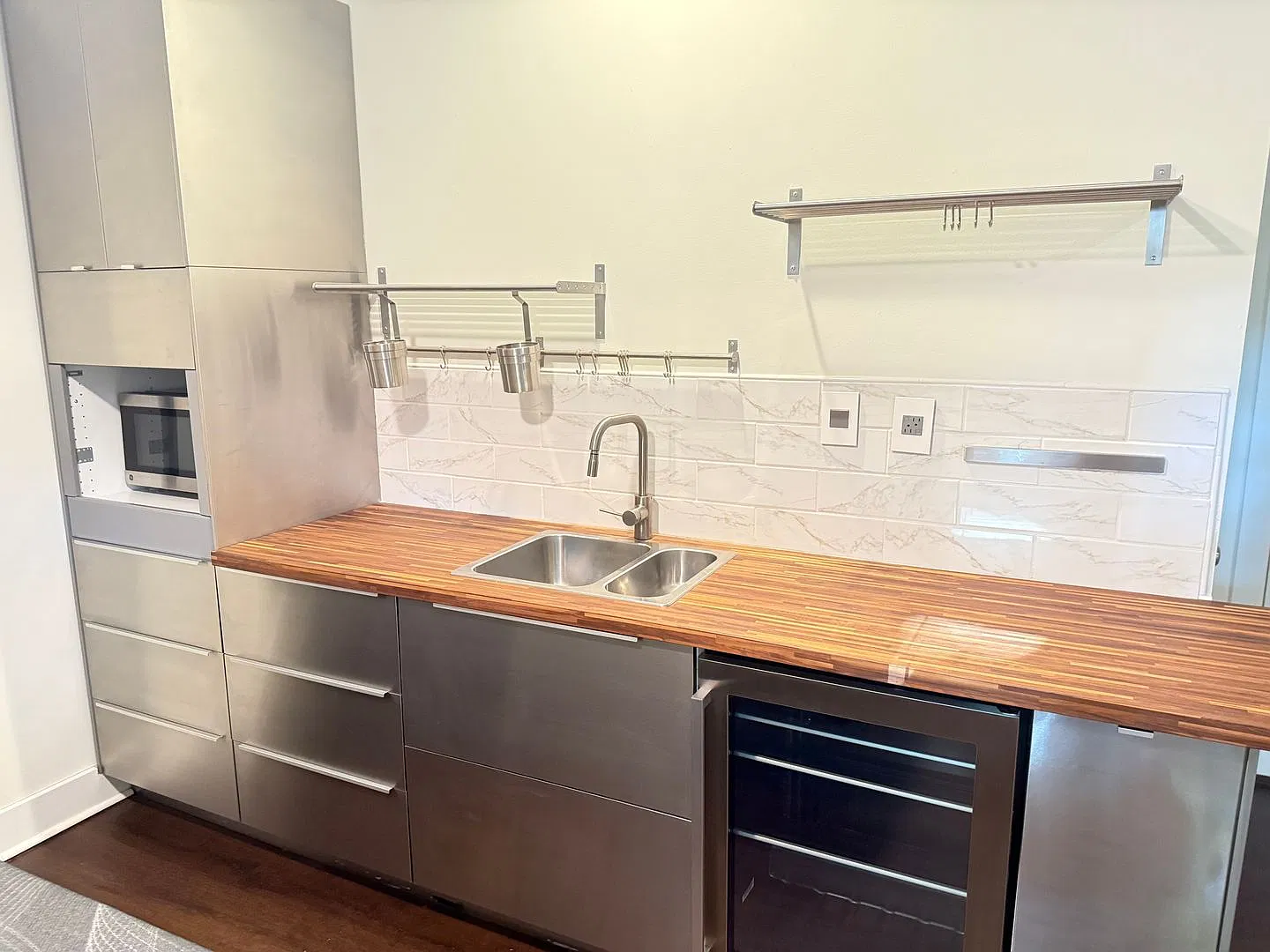 Modern Furnished Studio in Davidson Walk to Shopping, Dining & Lake Access! — Photo 3