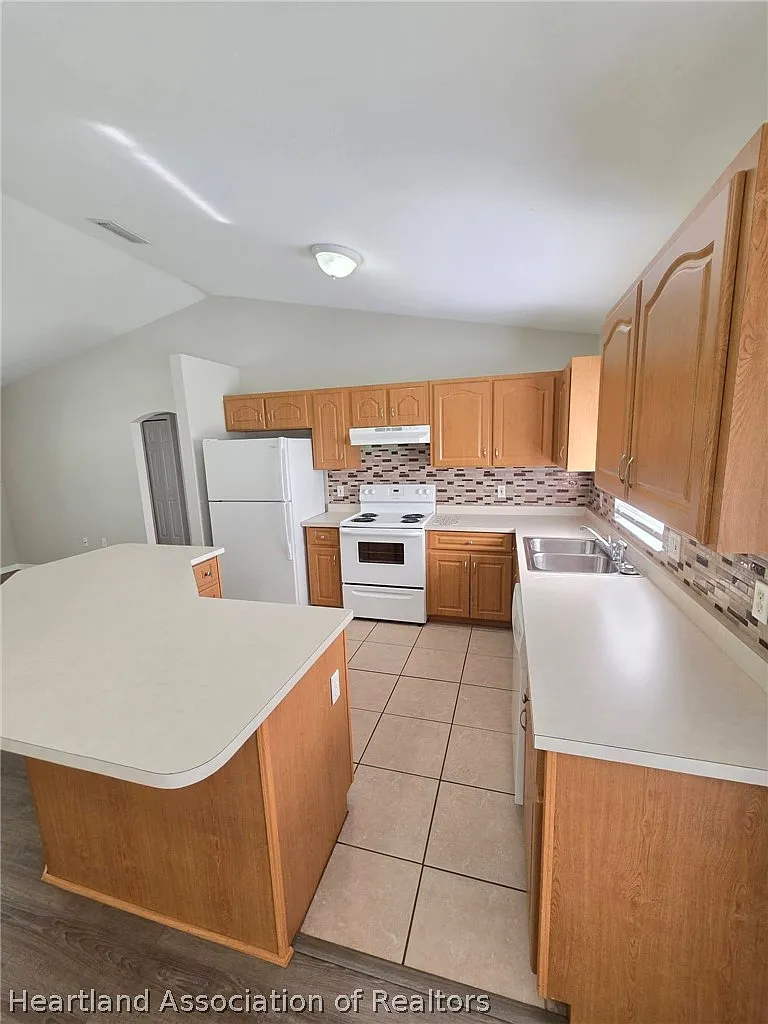3 bed, 2.0 bath, 1206 sqft, $1,775 — Photo 4
