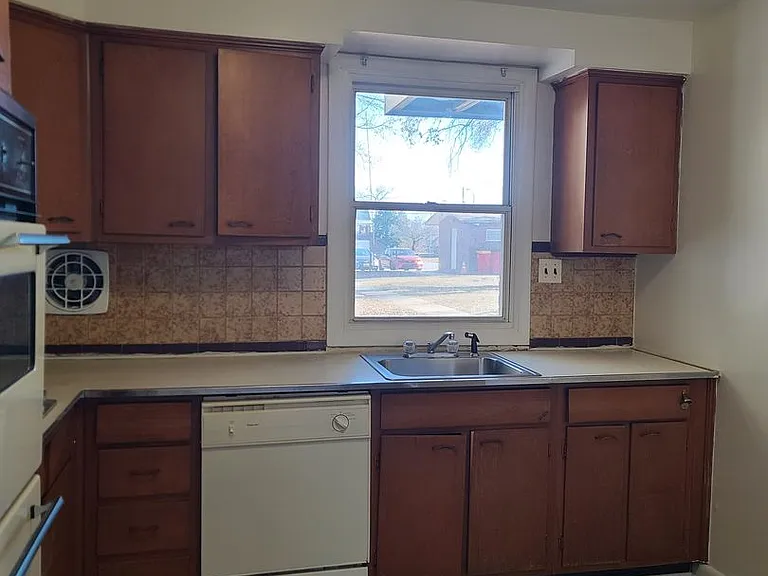 2620-2630 E Northern Pkwy — Photo 11