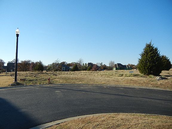 3rd image of 590 Lakeview Cir