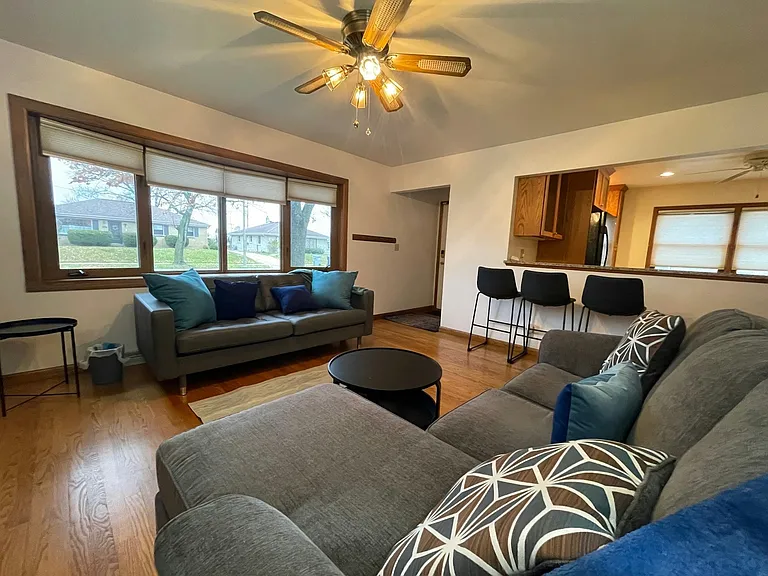 1501 W Foster Ave — Photo 27