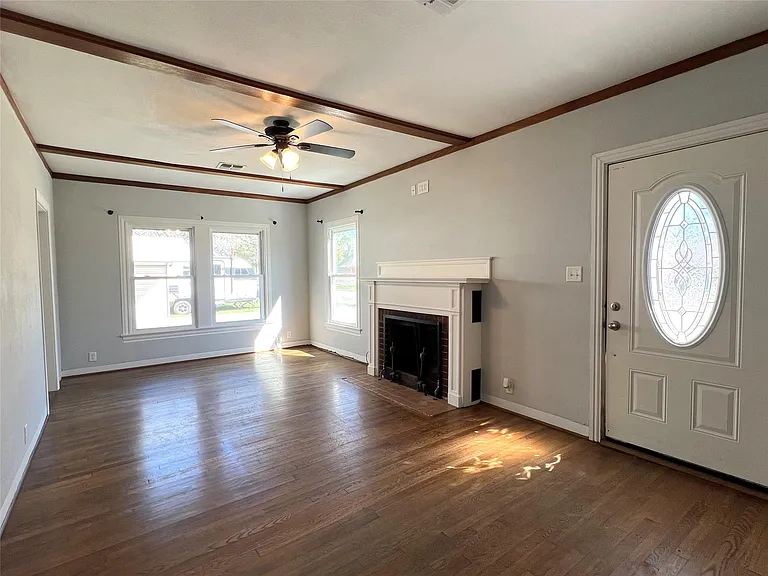 801 Avenue F — Photo 3