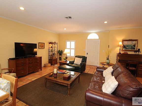 3rd image of 804 Parkview Cir
