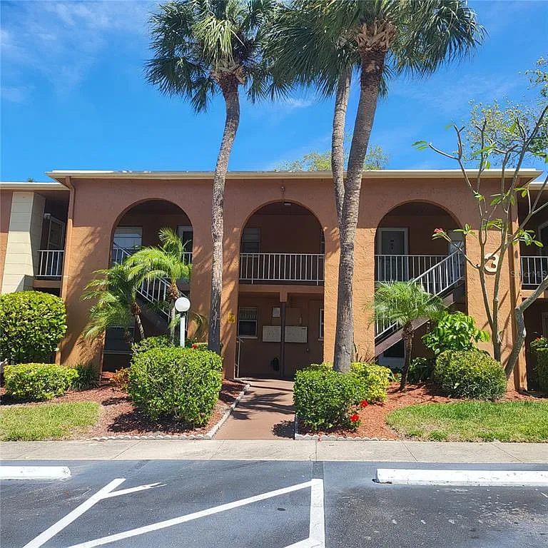 2 bed, 1.0 bath, 872 sqft, $1,395 — Photo 1
