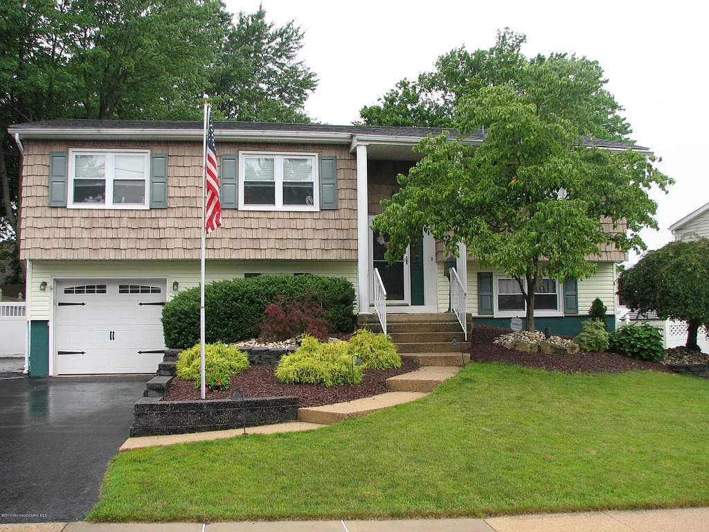 76 Cresci Blvd photo 1